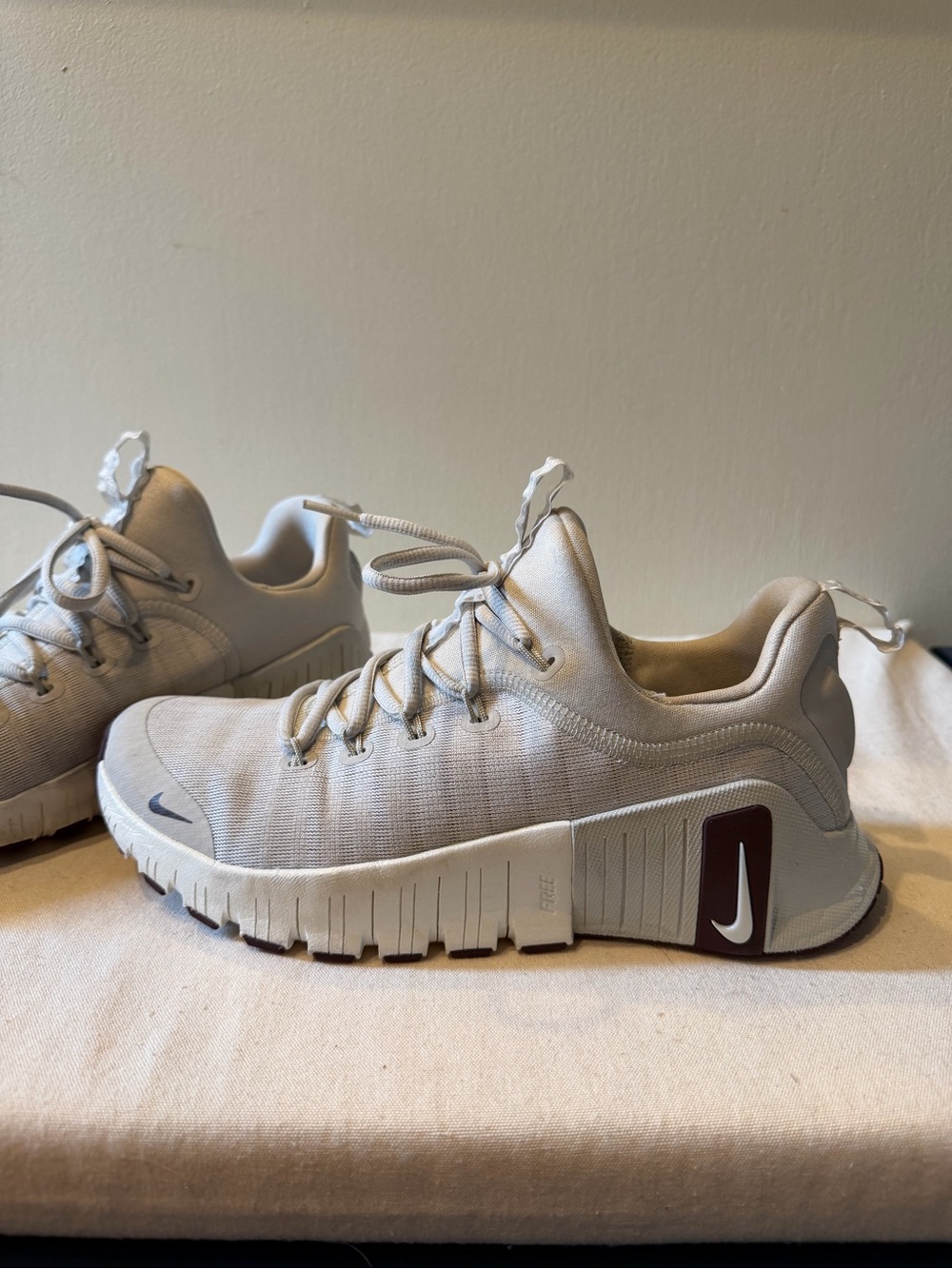 Nike light grey Low-Top Training Sneakers with Maroon Accent